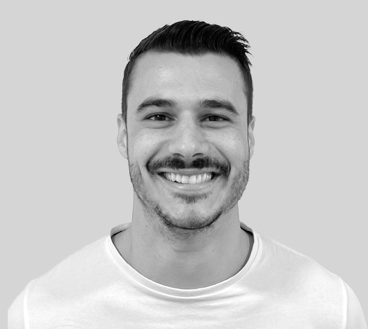 Homme souriant, barbe, T-shirt blanc. Espace Façades.