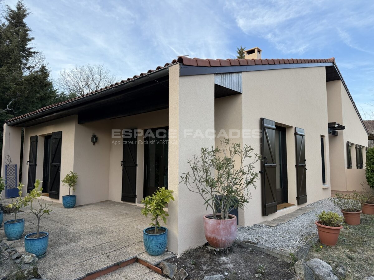 Maison avec façade beige et volets noirs, Espace Façades