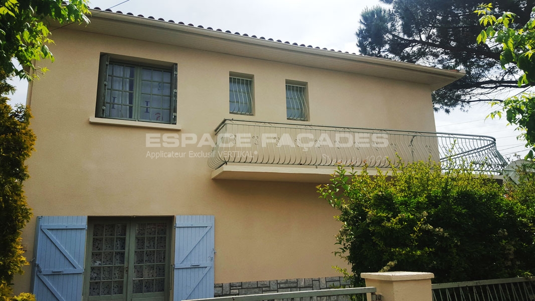 Façade de maison avec balcon et fenêtres, par Espace Façades