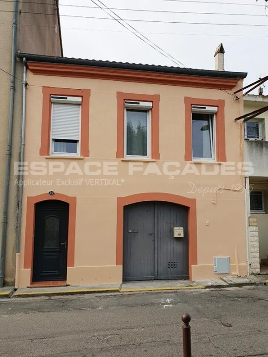 Façade d'un bâtiment rénové par Espace Façades avec fenêtres et portes modernes