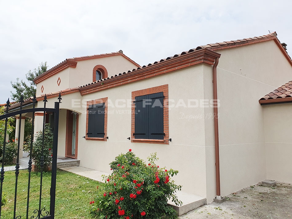 Maison avec façade Espace Façades, volets bleus et toit en tuiles rouges