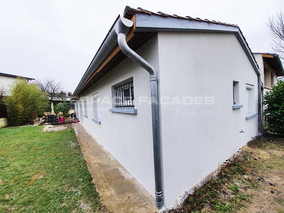 Maison rénovée avec gouttière et façade par Espace Façades