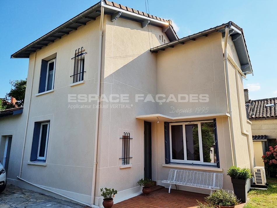 Façade de maison rénovée par Espace Façades avec finition beige