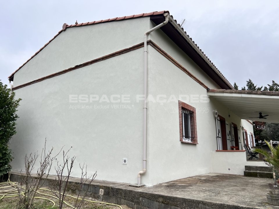 Maison rénovée avec isolation par Espace Façades et toit en tuiles rouges